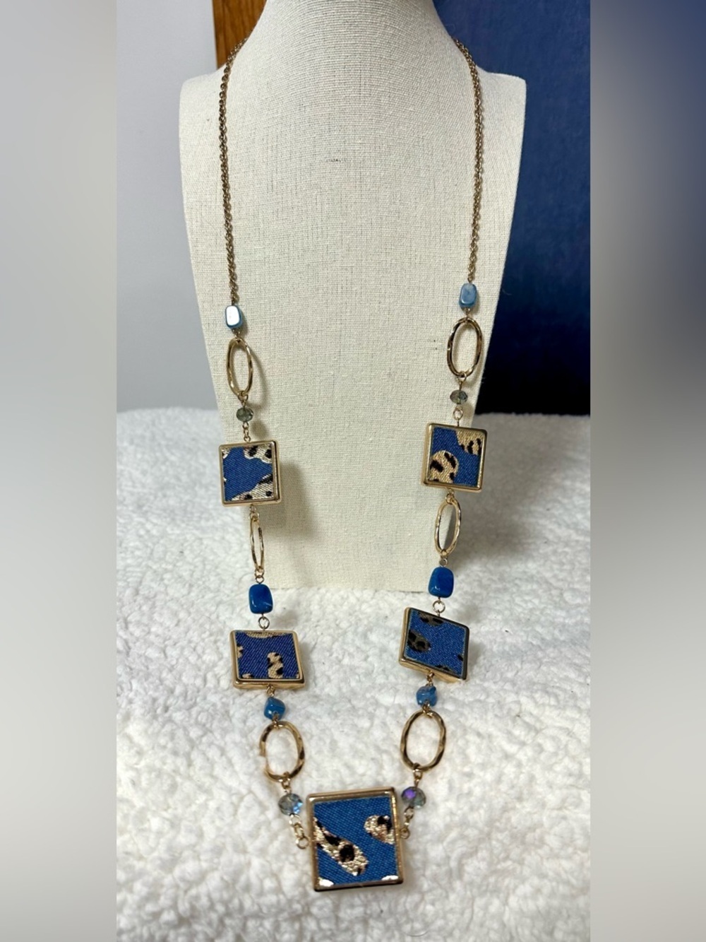 C1946 Elegant Blue and Gold Necklace Animal print long
